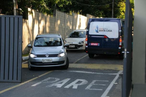 Carro funerrio entra e deixa a Cidade do Galo com o corpo de Bebeto de Freitas