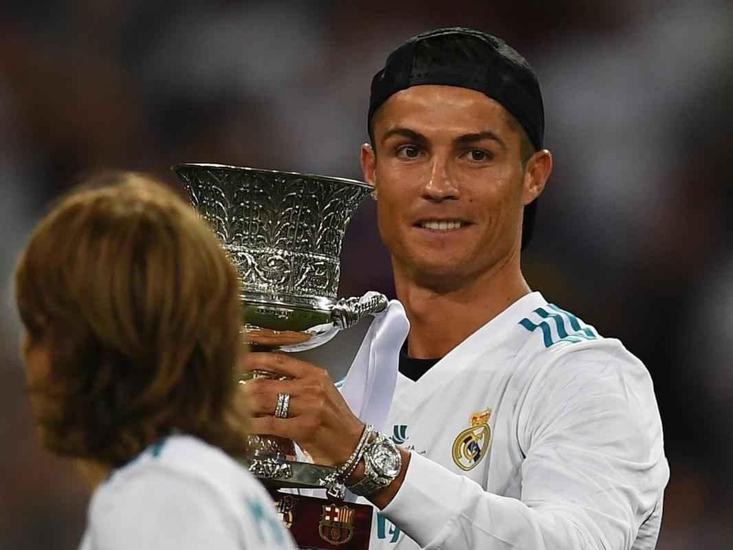 Jogadores do Real Madrid comemoram ttulo da Supercopa da Espanha sobre o Barcelona