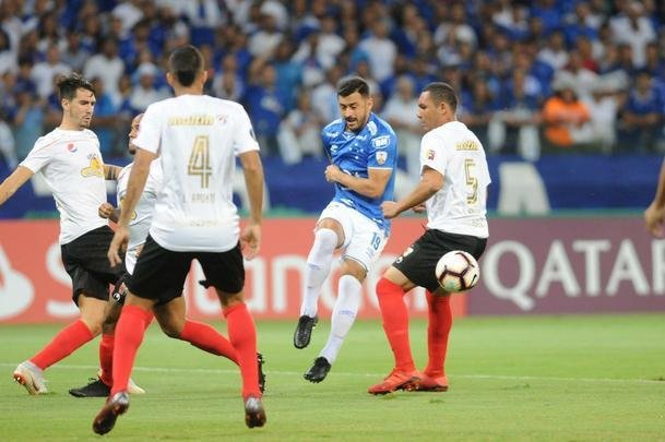 Fotos do jogos entre Cruzeiro e Deportivo Lara no Mineiro