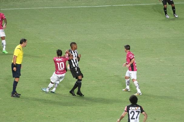 Robinho entrou em aos dez do segundo tempo, e ainda no teve noite brilhante no Galo