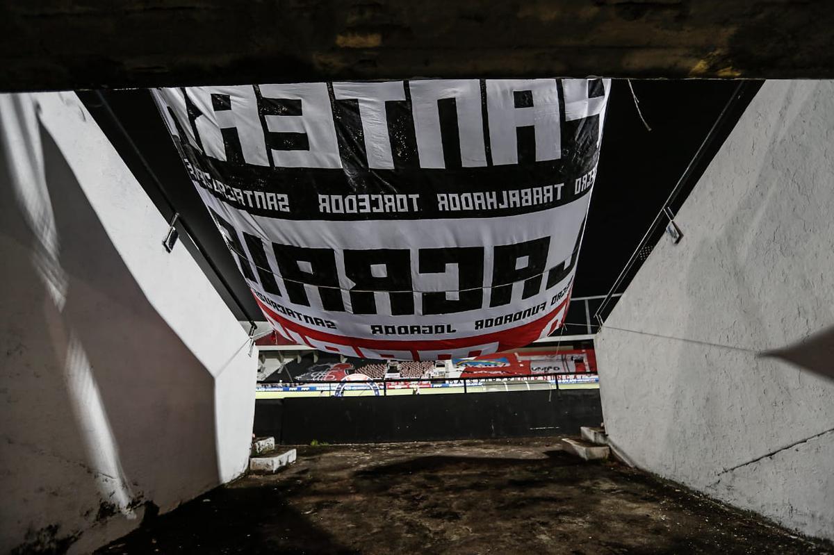 Sem torcida, devido ao protocolo de segurança contra a pandemia de Covid-19, o estádio do Arruda recebeu Santa Cruz e Salgueiro na decisão do 106º Campeonato Pernambucano, em 2020.