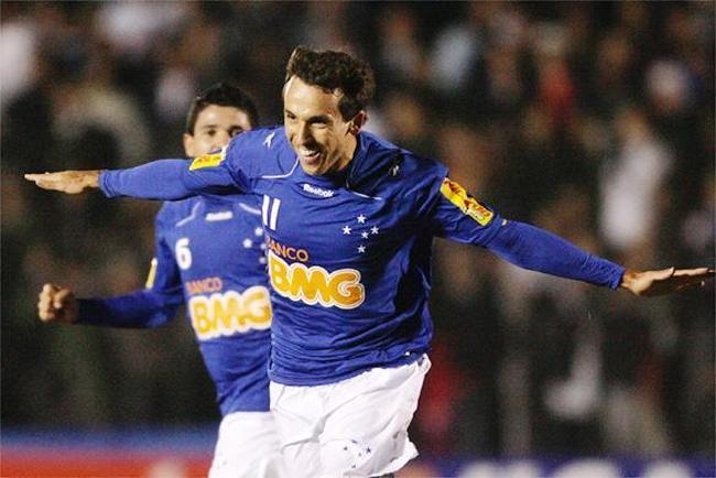 Camisa de 2010 ficou marcada pelos patrocínios coloridos, na frente e na manga da camisa