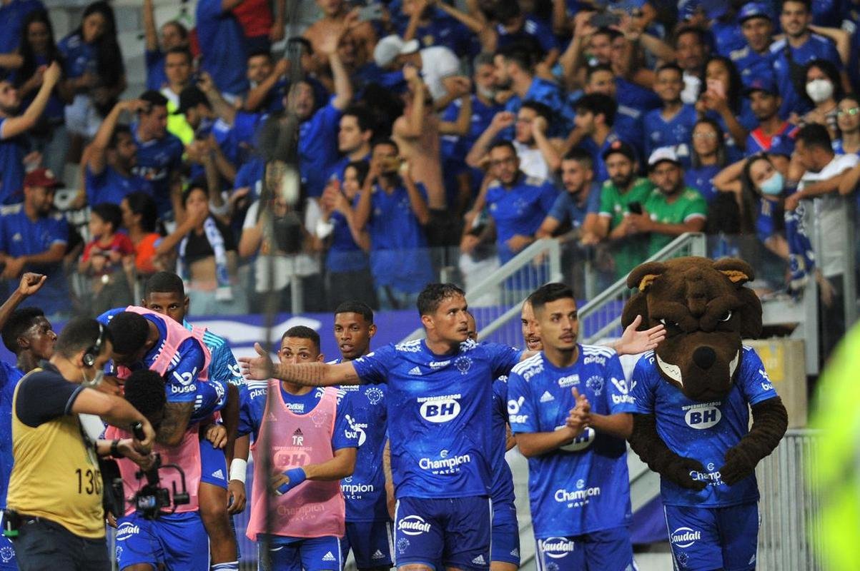 Edu marca gol da vit�ria do Cruzeiro sobre o Brusque, no Mineir�o, pela segunda rodada da S�rie B; veja as imagens da festa da torcida