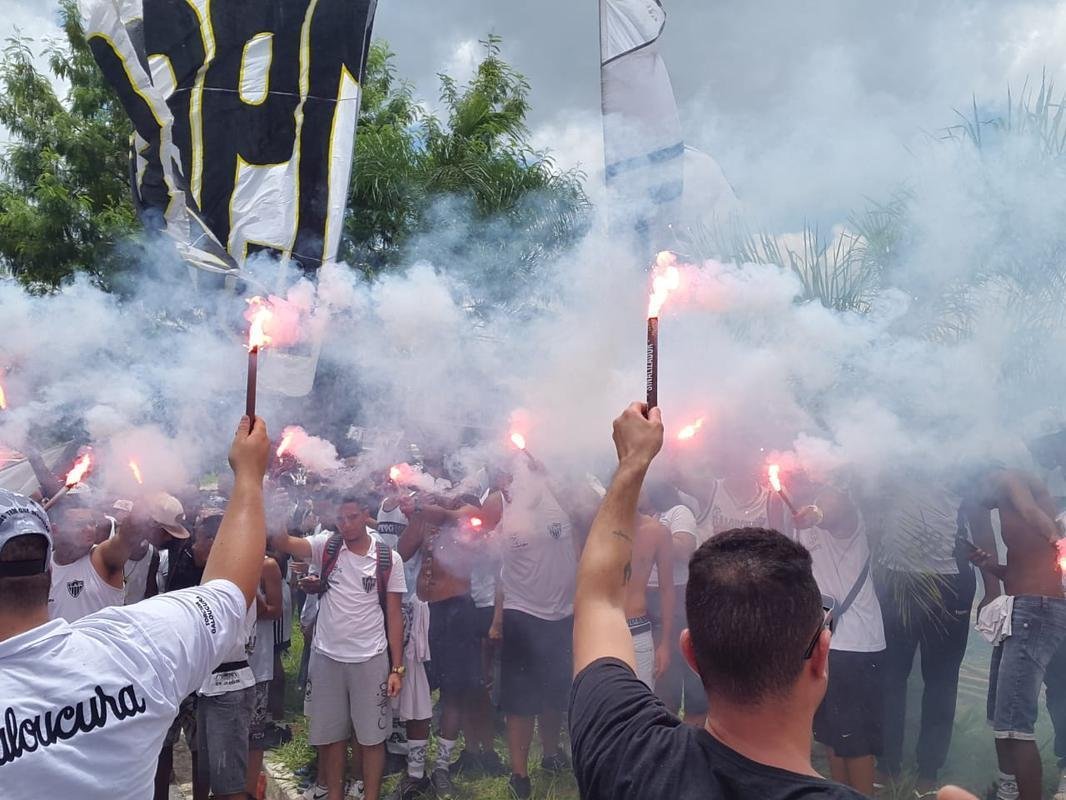 Torcedores pediram mudanas na gesto de futebol do Galo e cobraram o elenco alvinegro