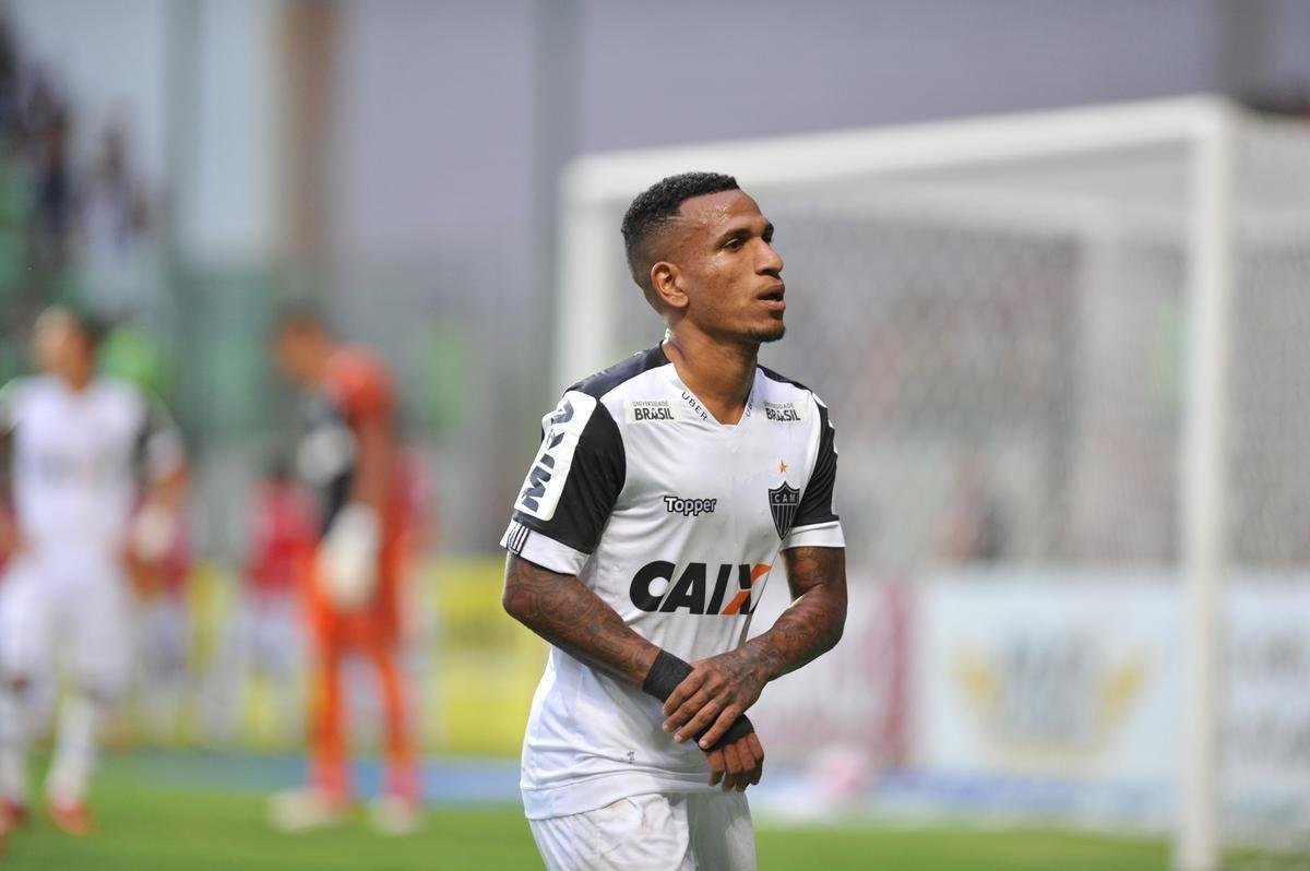 Depois de lances polmicos, Atltico confirmou vitria com gols de Rger Guedes e Ricardo Oliveira