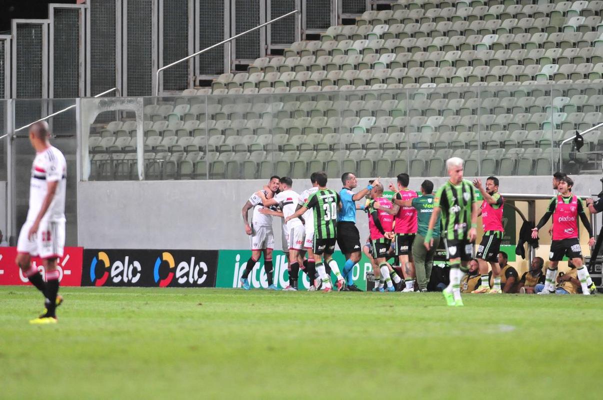 Fotos da partida entre Amrica e So Paulo, nesta quinta-feira (18), no Independncia, em Belo Horizonte, pelas quartas de final da Copa do Brasil.