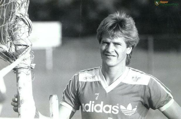 Volante Ademir, ídolo da torcida cruzeirense, durante treino na Toca em 1988