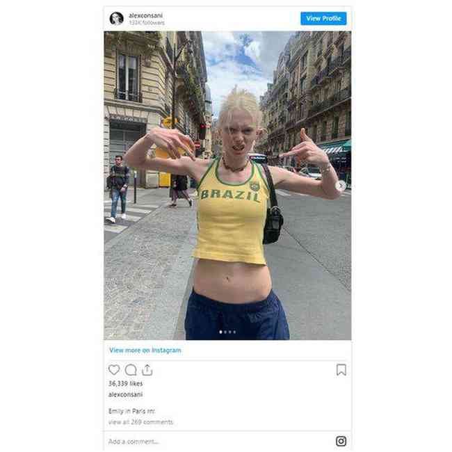 A modelo americana Alex Consani, filha da designer brasileira Kennya Baldwin,  uma das celebridades que viralizou ao usar uma camiseta com 