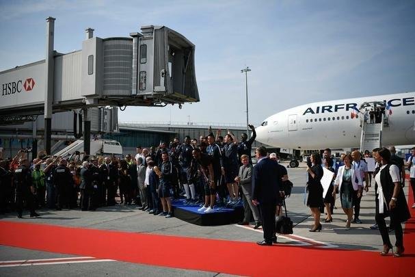 Aps conquistar o ttulo de campe do mundo, Seleo da Frana volta para casa e  recebida com festa no aeroporto de Paris