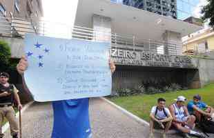 Em protesto na porta da Sede Administrativa, torcedores do Cruzeiro pediram renncias do presidente Wagner Pires de S e de seus vices, Hermnio Lemos e Ronaldo Granata