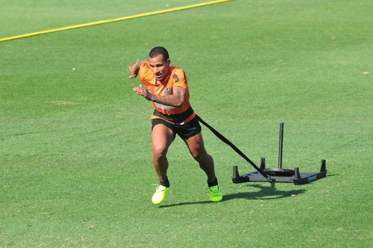 Tcnico Rodrigo Santana comandou treino nesta tera-feira  tarde, na Cidade do Galo, e definiu o time do Atltico para enfrentar o Coln, na Argentina, pela semifinal da Copa Sul-Amercana: Cleiton; Patric, Igor Rabello, Rver e Fbio Santos; Z Welison e Elias; Char, Vincius e Cazares; Franco Di Santo.