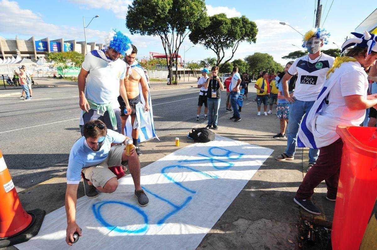 Torcedores nos arredores do Mineiro antes de Uruguai x Equador