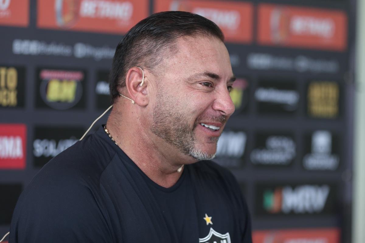 O técnico argentino 'El Turco' Mohamed foi apresentado pelo Atlético nesta terça-feira (25/01) ao lado do presidente do clube, Sérgio Coelho.