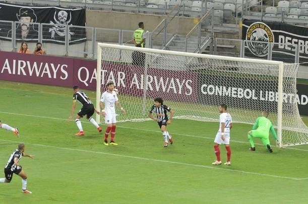 Fotos do duelo entre Atltico e Cerro Porteo, no Mineiro, pelo Grupo E da Copa Libertadores