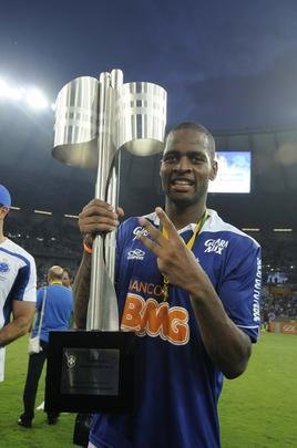 Mesmo com derrota para o Bahia, Cruzeiro fez festa e recebeu o trofu do Brasileiro