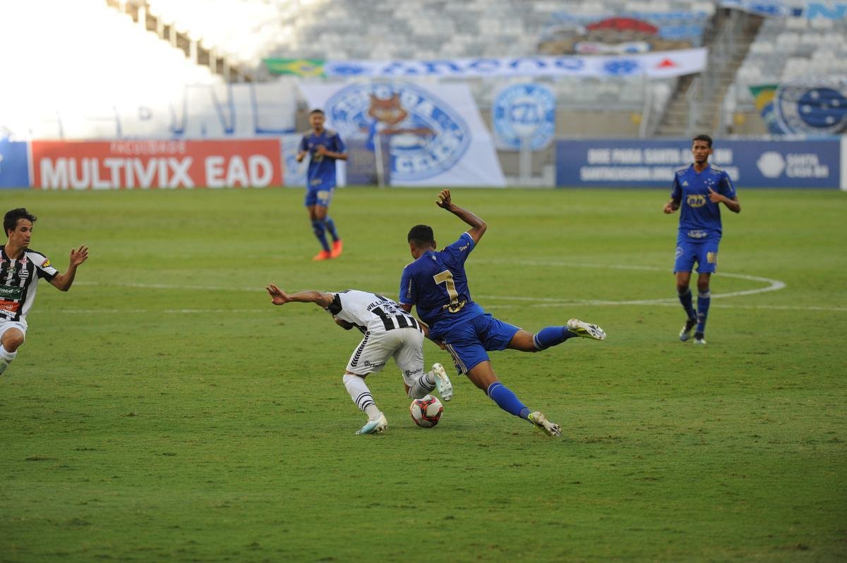 Fotos da vitria do Cruzeiro sobre o Athletic de So Joo del-Rei, por 1 a 0, no Mineiro, pela quarta rodada do Campeonato Mineiro de 2021. Marcelo Moreno, de pnalti, marcou o gol do triunfo celeste no Gigante da Pampulha