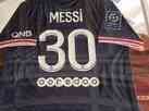 Papa Francisco  presenteado com camisa do PSG autografada por Lionel Messi