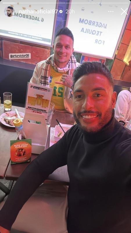 Nathan Silva com o atacante Artur, do RB Bragantino, em Amsterd