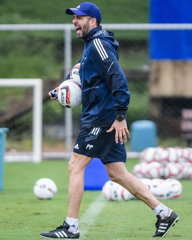 Imagens do treino do Cruzeiro neste sbado (8), sob forte chuva, na Toca da Raposa II, em Belo Horizonte