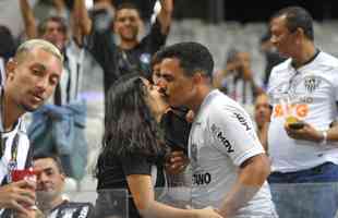 Na vspera do Dia dos Namorados, casais apaixonados curtiram o jogo entre Atltico e Santos, no Mineiro, pelo Brasileiro; veja fotos da torcida do Galo no Gigante da Pampulha