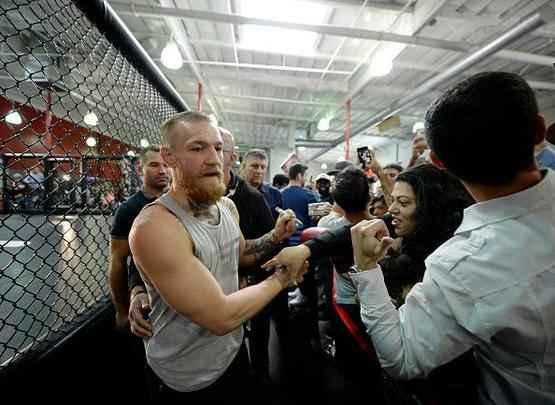 Com presença de imprensa e fãs, Conor McGregor e Nate Diaz participam de conferência em Los Angeles e esquentam clima para duelo no UFC 196