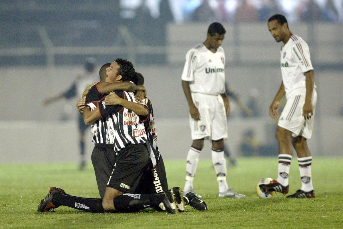 O Paulista repetiu os feitos de Cricima e Santo Andr e venceu a Copa do Brasil de 2005 enquanto pertencia  segunda diviso do Campeonato Brasileiro. A equipe de Jundia passou por Juventude (primeira fase), Botafogo (segunda fase), Internacional (oitavas) e Figueirense (quartas). Na semifinal, ganhou do Cruzeiro por 3 a 1 na ida, em casa. Na volta, no Mineiro, a Raposa chegou a abrir 3 a 0, porm o clube do interior de So Paulo reagiu no segundo tempo e fez 3 a 2. Na deciso, o Paulista conquistou o trofu com triunfo por 2 a 0 em cima do Fluminense, dentro de seus domnios, e empate por 0 a 0, no Maracan.