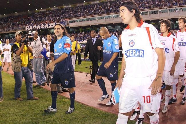 Aps 2008 no ter um uniforme alternativo, 2009 retomou com essa tradio recente. A nova camisa era novamente 'cortada' com dois tons azuis, agora na horizontal, e tinha o escudo fechado e o smbolo do Palestra Itlia.
