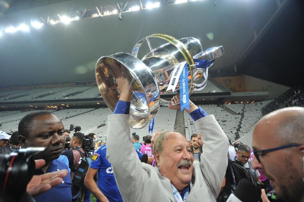 Seja em campo, nas arquibancadas da Arena Corinthians ou nas ruas de Belo Horizonte, os cruzeirenses comemoraram bastante a conquista do sexto ttulo da Copa do Brasil. O clube se tornou o maior vencedor isolado da histria do torneio, deixando para trs o Grmio, que ganhou cinco vezes. Veja as melhores imagens da celebrao de jogadores, dirigentes e torcedores!