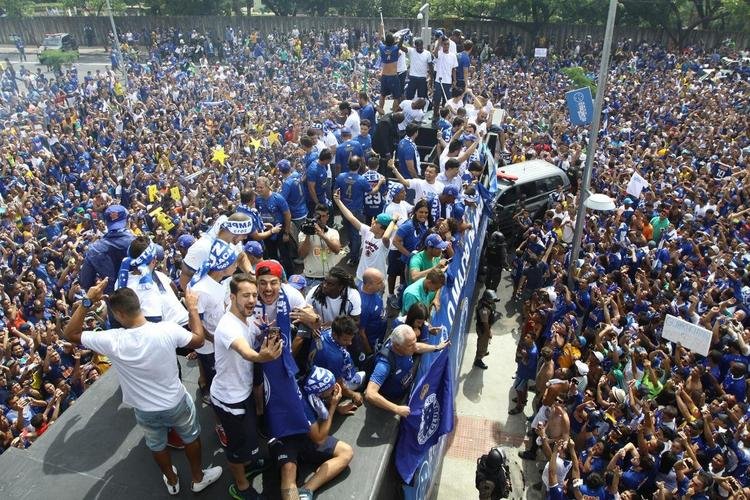Antes do jogo com o Fluminense, em 7 de dezembro de 2014, jogadores do Cruzeiro desfilaram em carro aberto entre a Toca da Raposa II e o Mineiro, onde receberiam a taa de tetracampeo brasileiro. Uma multido azul tomou conta da Pampulha e festejou o quarto ttulo da Srie A. No jogo das faixas, a Raposa venceu o Tricolor por 2 a 1.