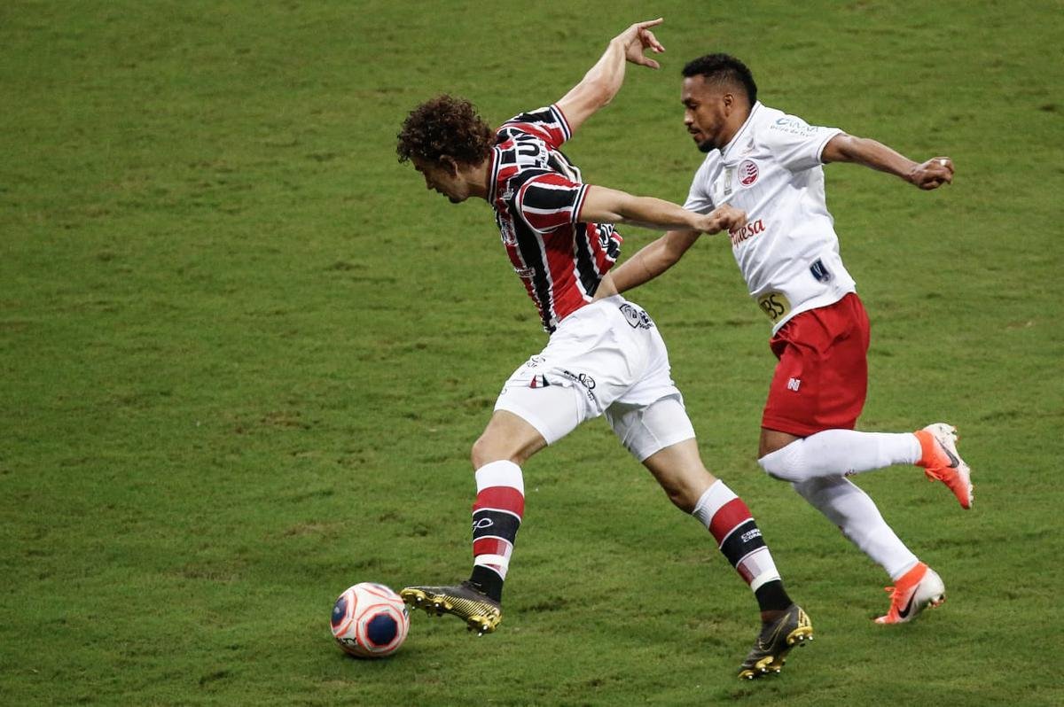 Jogo começou pegado para as equipes, com o Santa Cruz tendo mais posse de bola no começo, mas sem oferecer jogadas mais ofensivas, com o Náutico fechando as linhas de marcação.