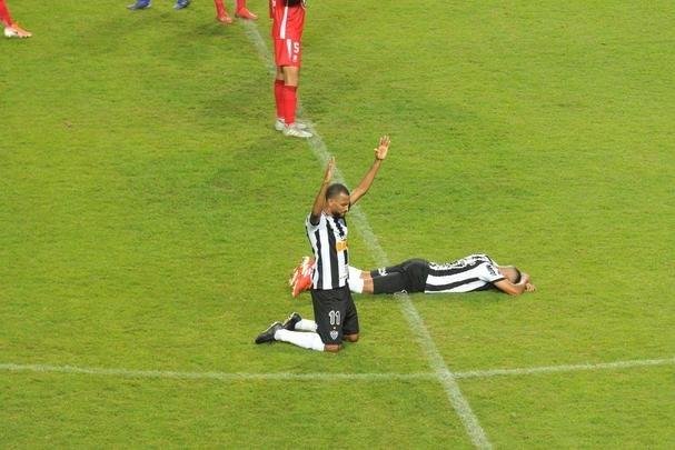 Depois de vitria do Atltico por 1 a 0 no tempo normal, Victor pegou trs pnaltis do Unin La Calera e levou o time alvinegro s oitavas de final da Sul-Americana