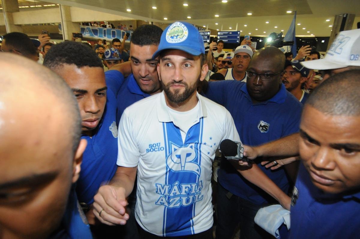 Atacante argentino Barcos foi recebido por dezenas de torcedores do Cruzeiro no aeroporto de Confins, na Grande Belo Horizonte. Jogador de 34 anos assinou vnculo com o clube mineiro por uma temporada