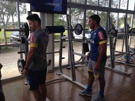 Ramón Ábila realiza atividades na sala de musculação da Toca da Raposa II