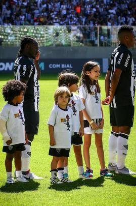 Atlético homenageou pais em jogo contra o Santos, no Independência, pelo Campeonato Brasileiro