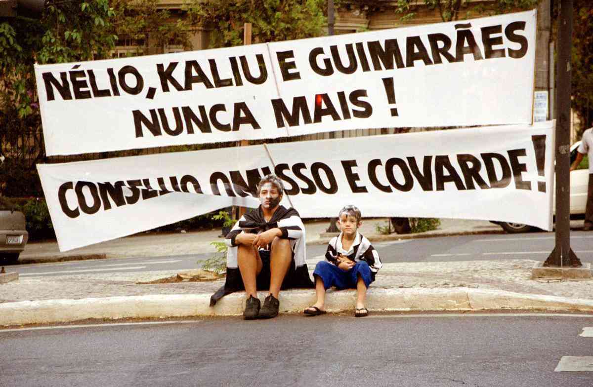 Em 2003, torcedores do Atltico e representantes de torcidas organizadas fizeram manifestao contra  diretoria do clube. Nlio Brant, Alexandre Kalil e Ricardo Guimares eram os alvos.Torcedores estavam na bronca porque naquele ano o Cruzeiro, maior rival do Galo, venceu a Trplice Coroa (Mineiro, Brasileiro e Copa do Brasil).