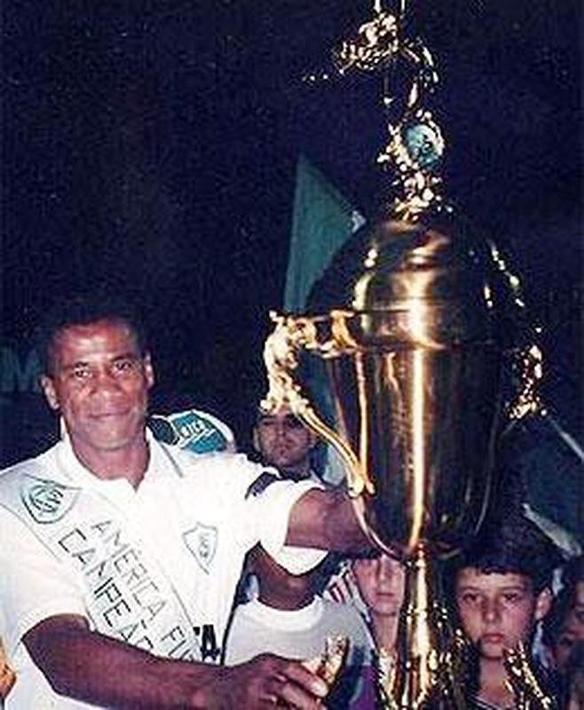 10º: Luiz Carlos Marins - 275 jogos (zagueiro; 1990 a 1996)