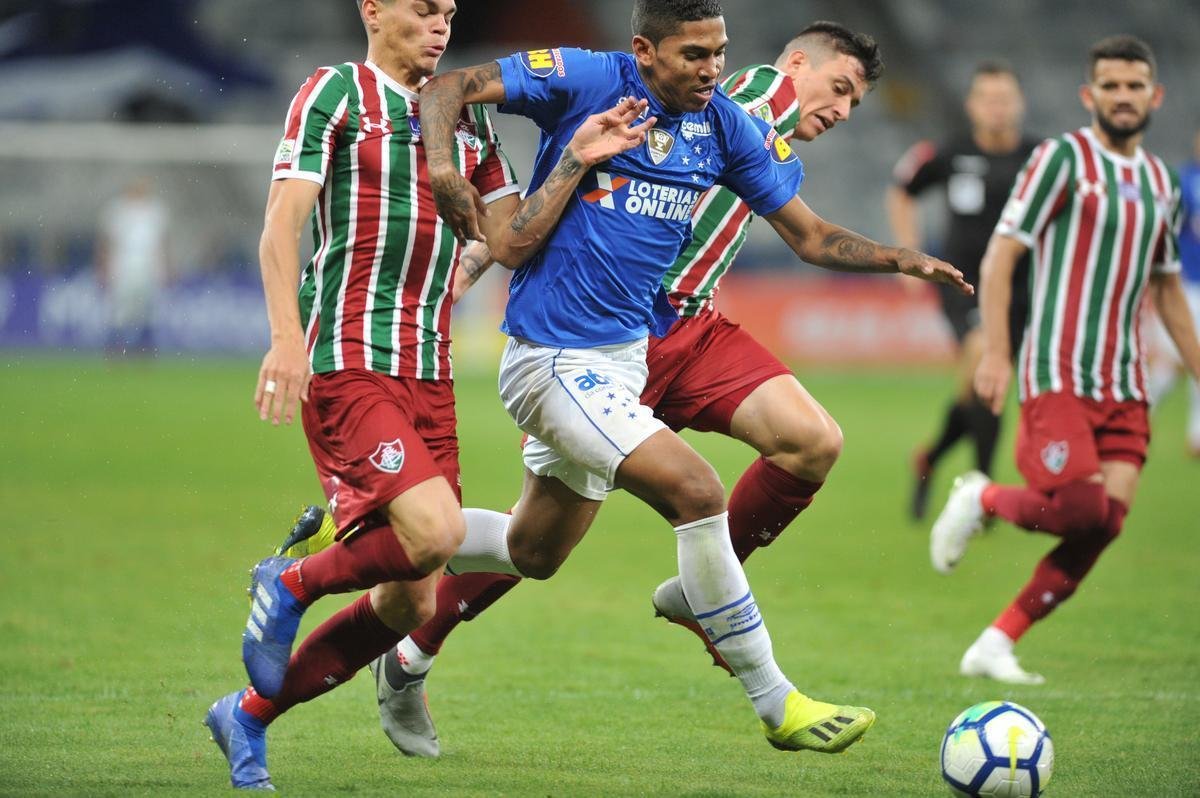 Cruzeiro derrotou Fluminense por 2 a 1, com gols de Raniel e Ayrton Lucas (contra); Henrique, tambm contra, descontou para os cariocas