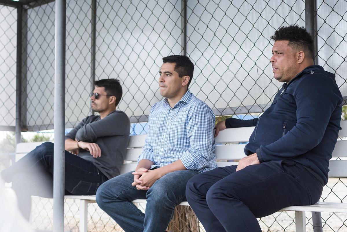 Em Belo Horizonte, Ronaldo acompanhou treino do Cruzeiro na manh desta quarta-feira (15) e conversou com jogadores na Toca da Raposa II
