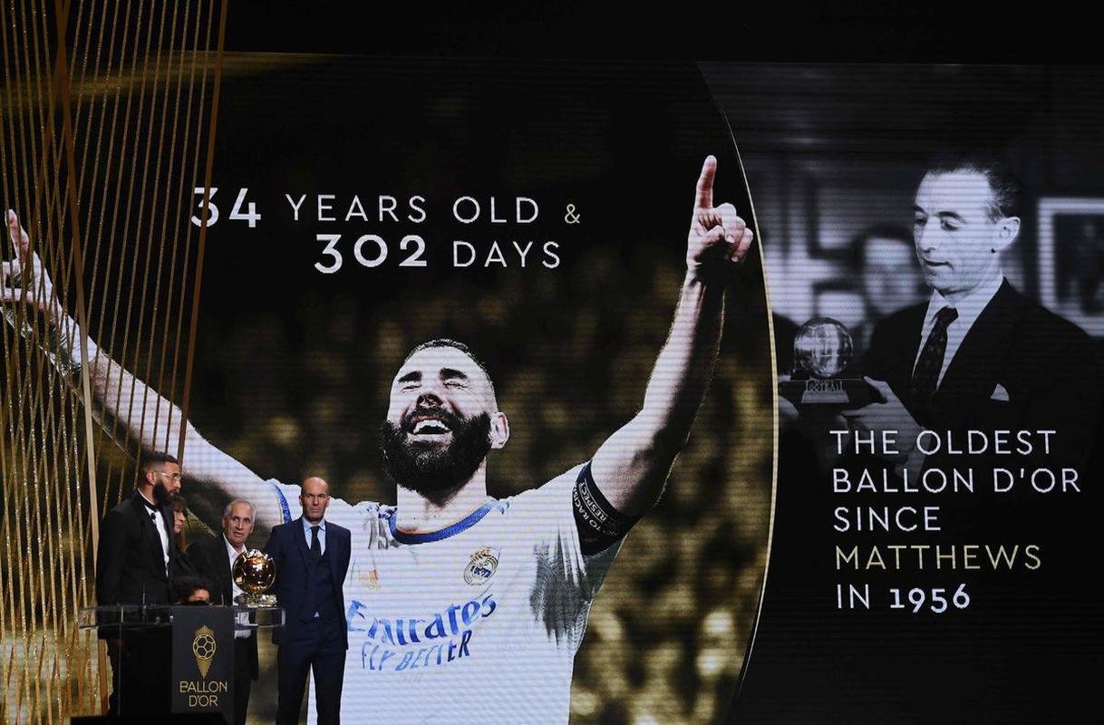 Karim Benzema recebe prmio Bola de Ouro, da Revista France Football, como melhor do mundo na temporada 2021/22. 