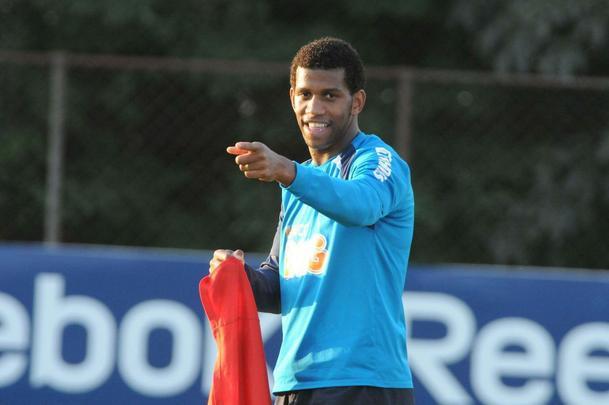 Em 2011, Gil foi negociado com o Valenciennes, da França, por 3 milhões de euros