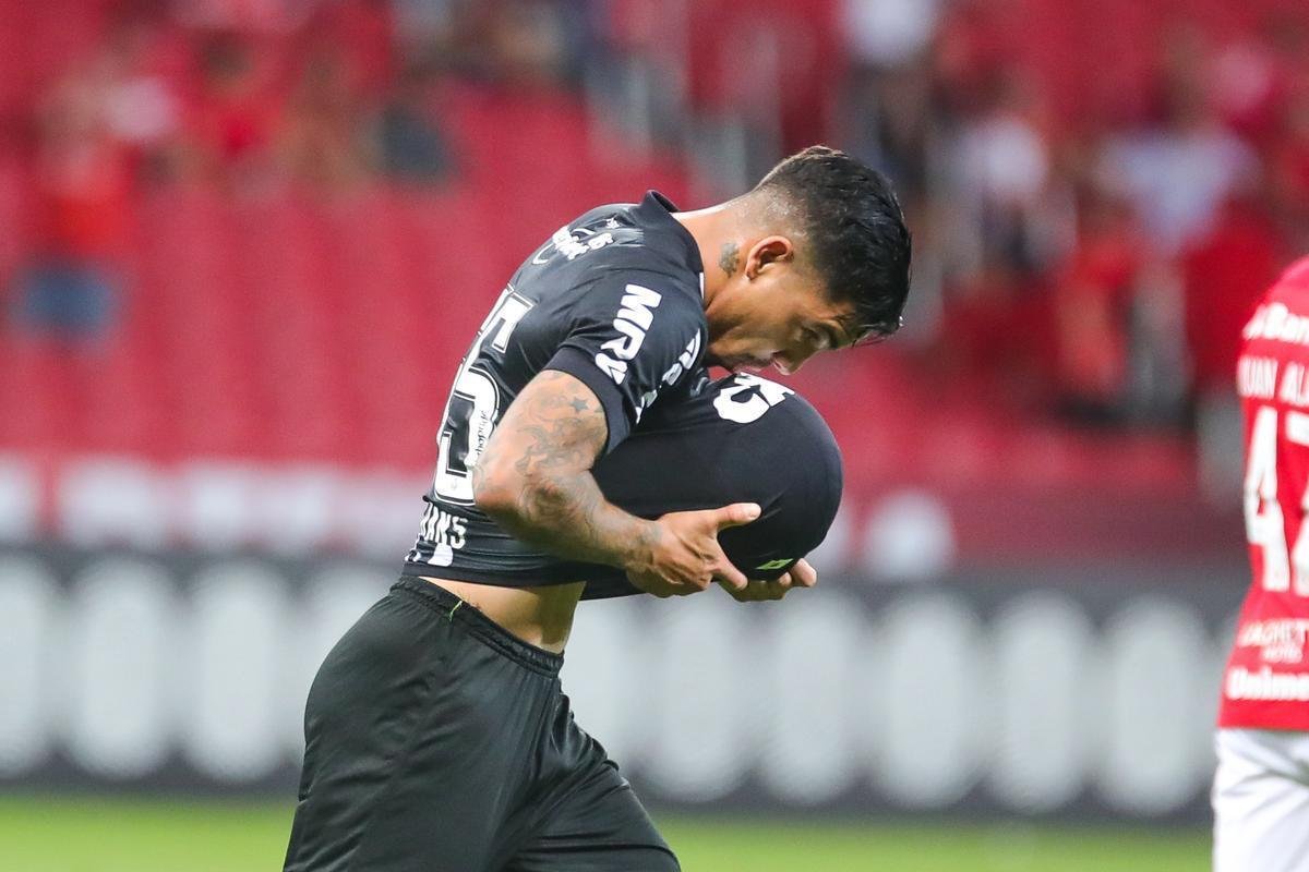 Galo derrotou Internacional no Beira-Rio com gols de Cazares e Terans; D'Alessandro descontou de pnalti