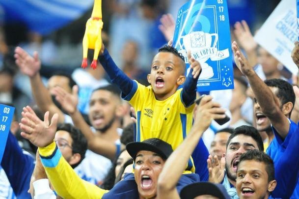 Torcedores do Cruzeiro lotam as arquibancadas do Mineiro para acompanhar a partida vlida pelas quartas de final da Copa do Brasil