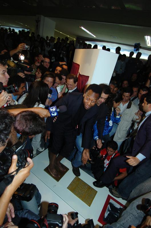 18/06/2008 - Pel recebeu um trofu no Mineiro e colocou os ps na Calada da Fama do estdio antes do jogo entre Brasil e Argentina pela sexta rodada das Eliminatrias da Copa do Mundo de 2010. Cerimnia contou com a presena do ento governador de Minas, Acio Neves.