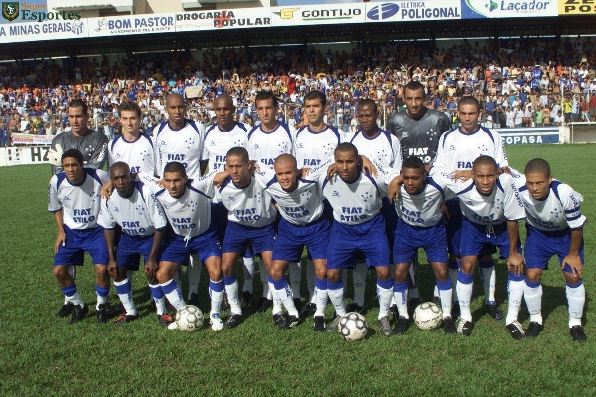 Time do Cruzeiro campeão mineiro de 2003. Vitória por 4 a 0 sobre a URT, em Patos, assegurou conquista. Na foto estão Arthur, Martinez, Luisão, Maicon, Edu Dracena, Thiago, Claudinei, Gomes e Mota. Abaixados: Maurinho, Paulo Miranda, Aristizábal, Wendell, Ruy, Deivid, Augusto Recife, Jussiê e Alex.