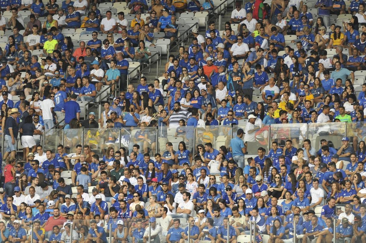 Torcedores do Cruzeiro compareceram em grande nmero ao Mineiro na semifinal contra o Tupi
