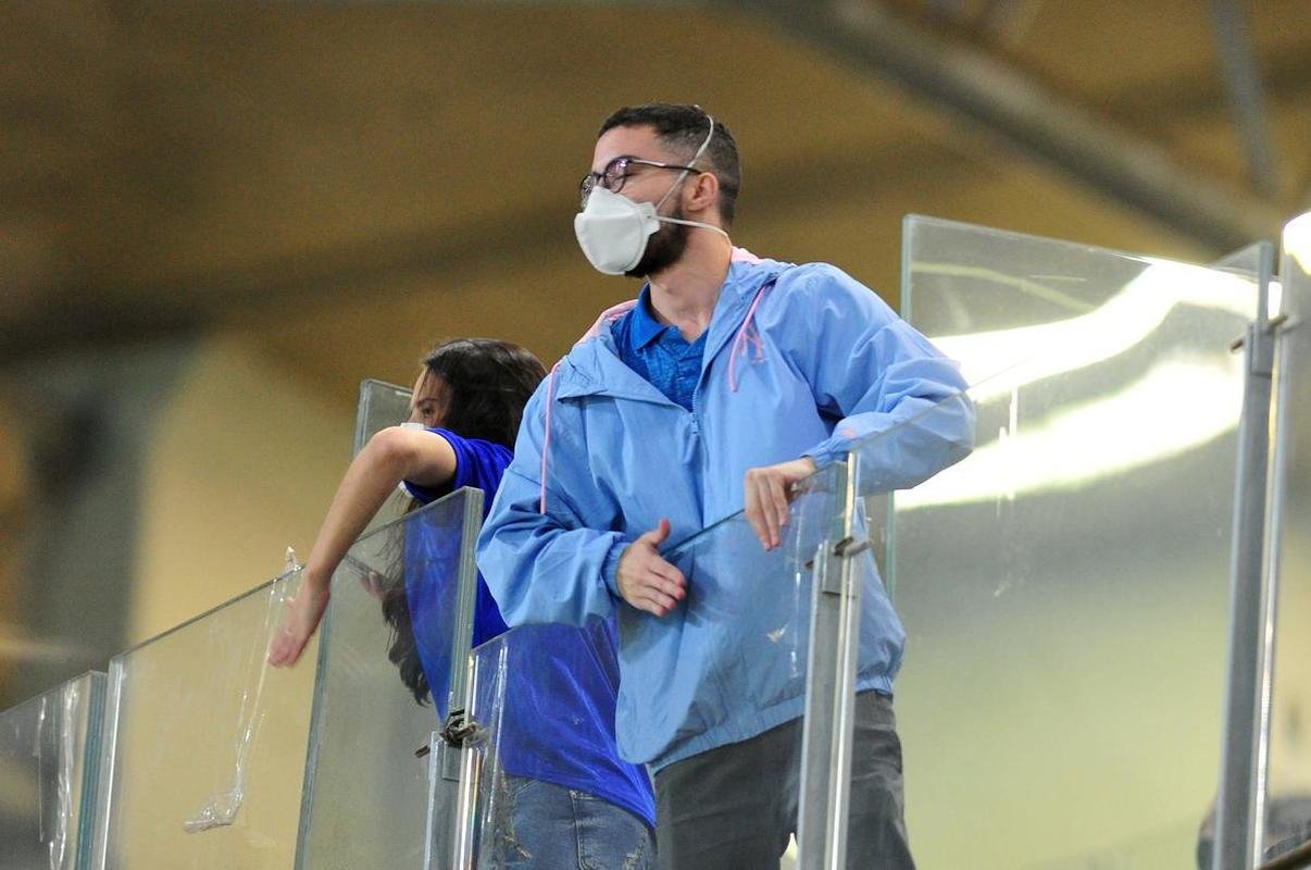 Fotos do jogo entre Cruzeiro e Confiana pela Srie B. Jogo  em Belo Horizonte marcou a volta da torcida cruzeirense ao Mineiro aps meses de ausncia devido  pandemia da COVID-19