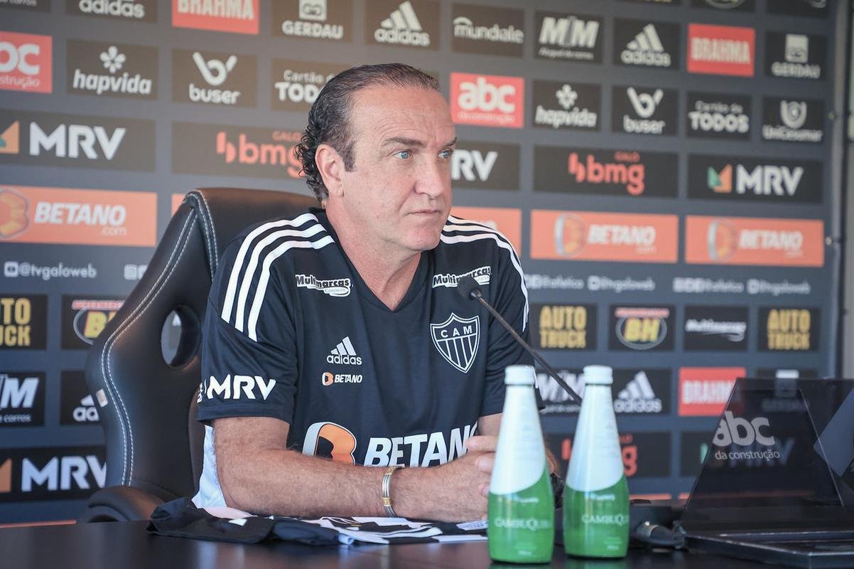 Nesta tera-feira (26), Cuca foi apresentado como treinador do Atltico - pela terceira vez na carreira. Primeiro, foi saudado pelo diretor de futebol Rodrigo Caetano e concedeu entrevista coletiva na sala de imprensa da Cidade do Galo. Depois, comandou o primeiro treino com o elenco no CT, j pensando no confronto contra o Internacional, pelo Campeonato Brasileiro.