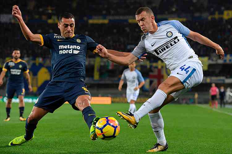 (Foto: Rmulo, do Verona, disputa bola com Perisic, da Inter de Milo, em partida pelo Campeonato Italiano 2017/2018)