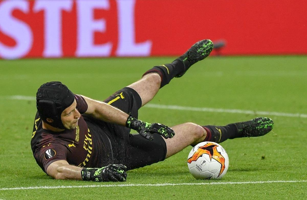 Com direito a um show de Hazard no segundo tempo, quando o craque belga marcou dois gols e ainda deu assistncia para Pedro balanar as redes, o Chelsea goleou o Arsenal por 4 a 1, nesta quarta-feira, no estdio Olmpico de Baku, no Azerbaijo, e conquistou o seu segundo ttulo da Liga Europa