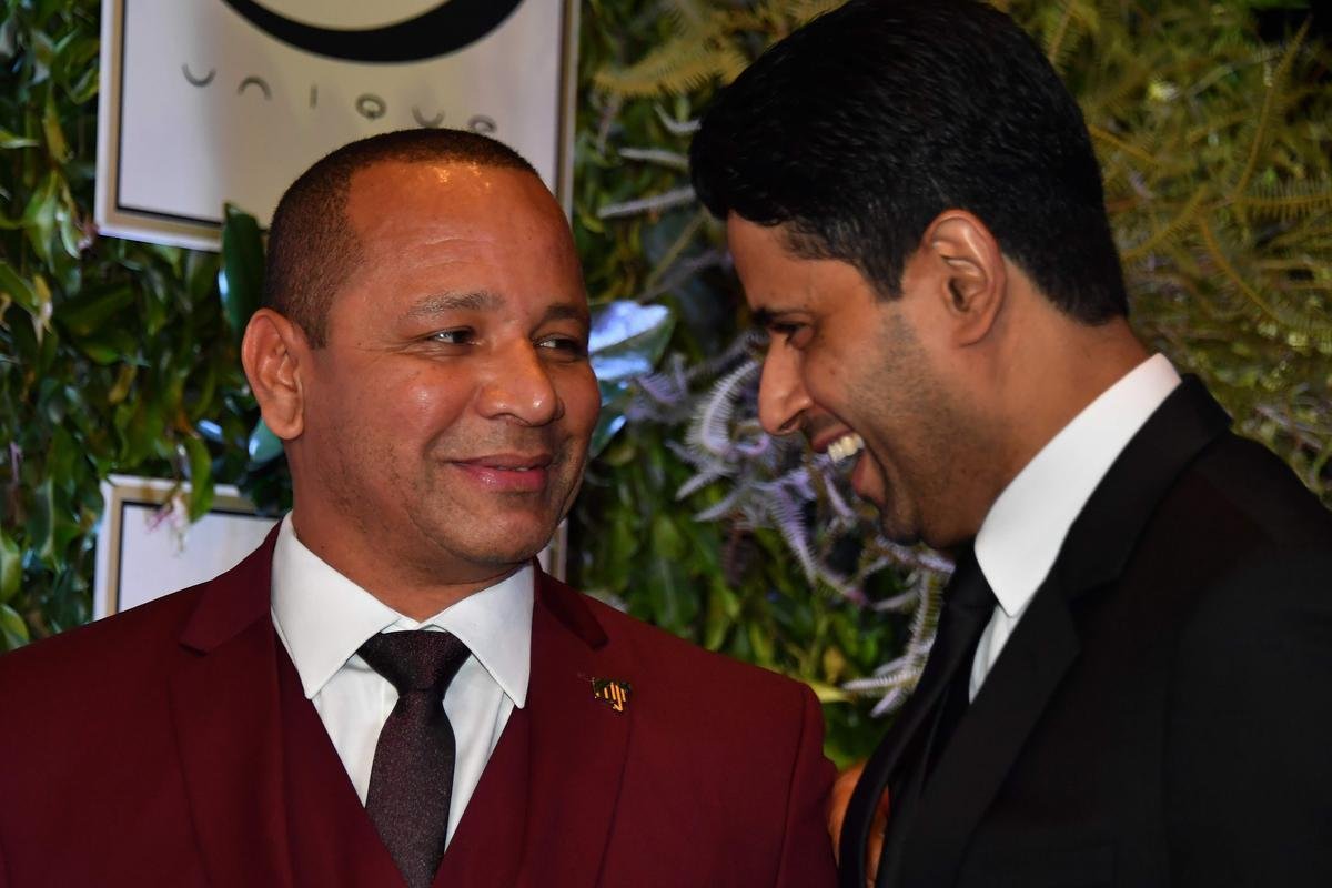 Neymar 'pai' e o presidente do PSG, Nasser Al-Khelaifi 